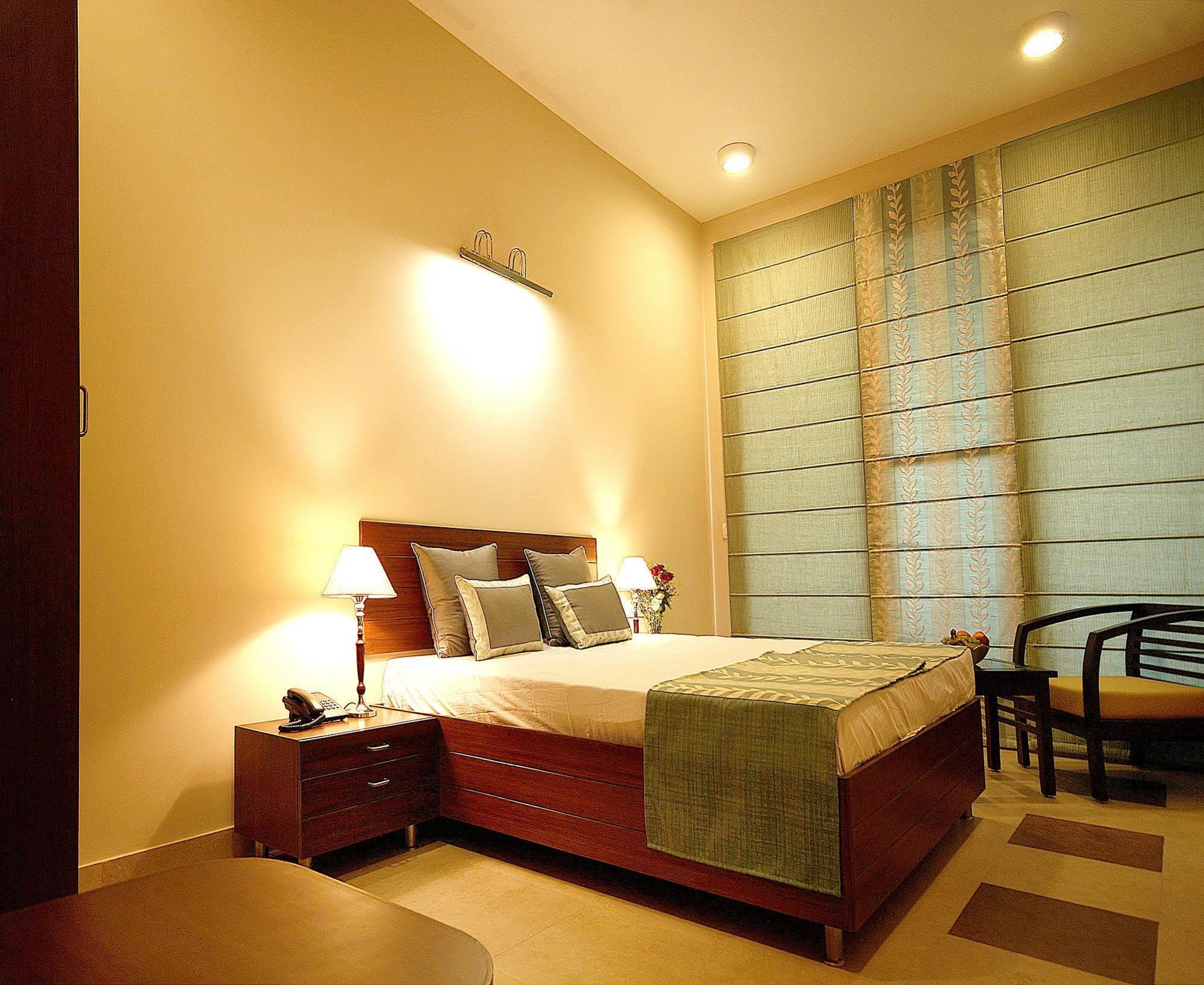 Ahuja Residency Parklane, Gurgaon Hotel Buitenkant foto